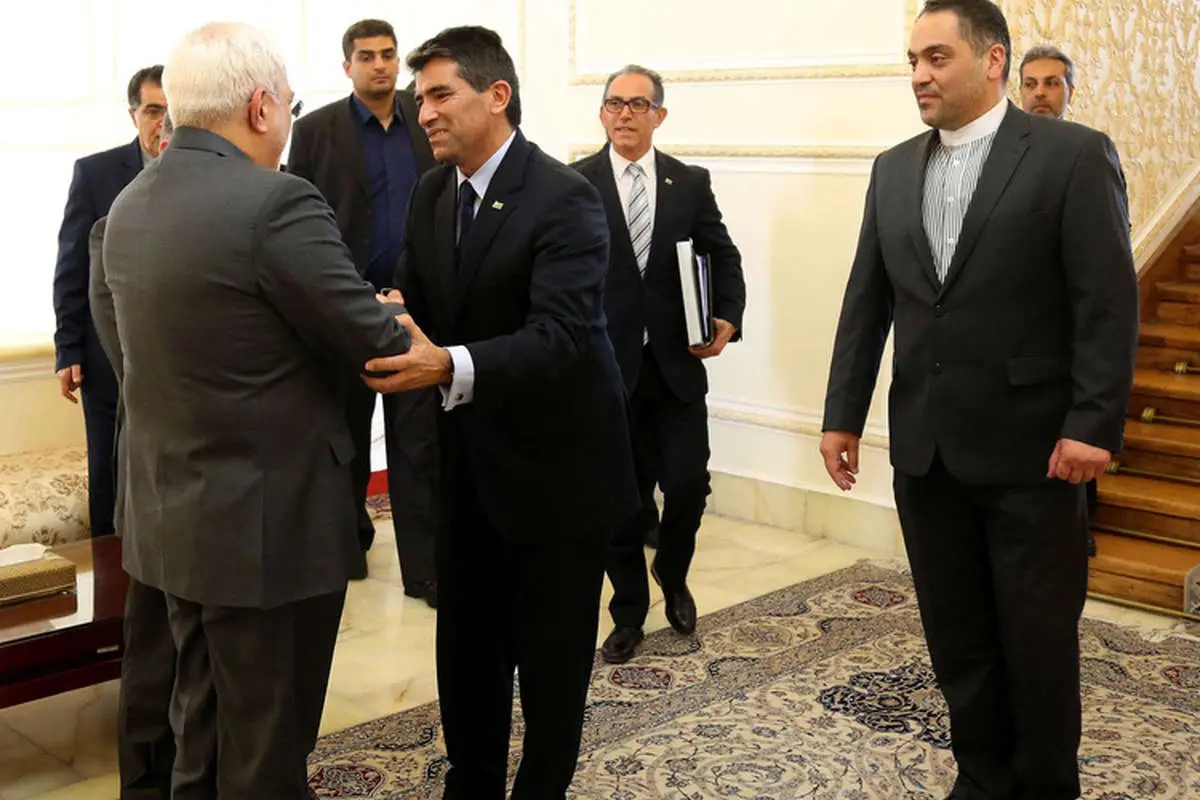 واقعیت مجازی دست رئیسجمهور، همایش اصلاحطلبان در تبریز، جاذبه اصفهان برای همسر رئیسجمهور،...