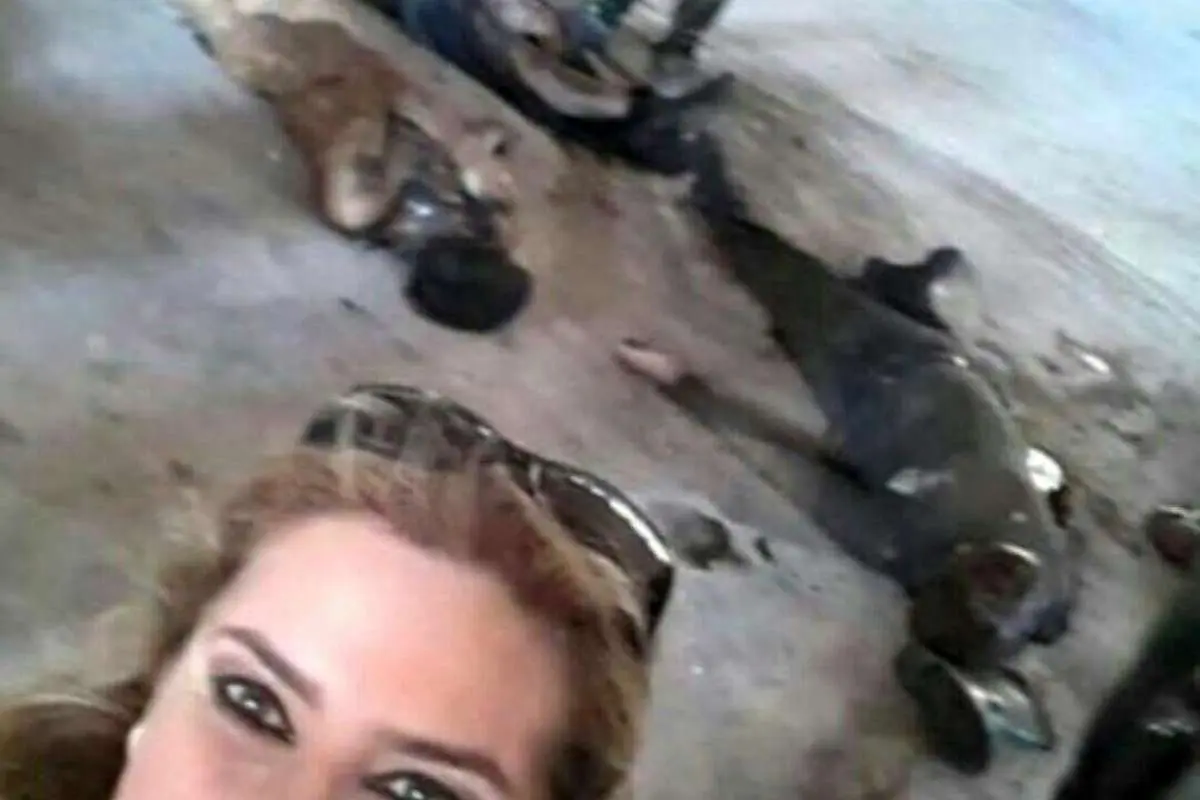 سلفی خبرنگار زن عرب با اجساد داعش