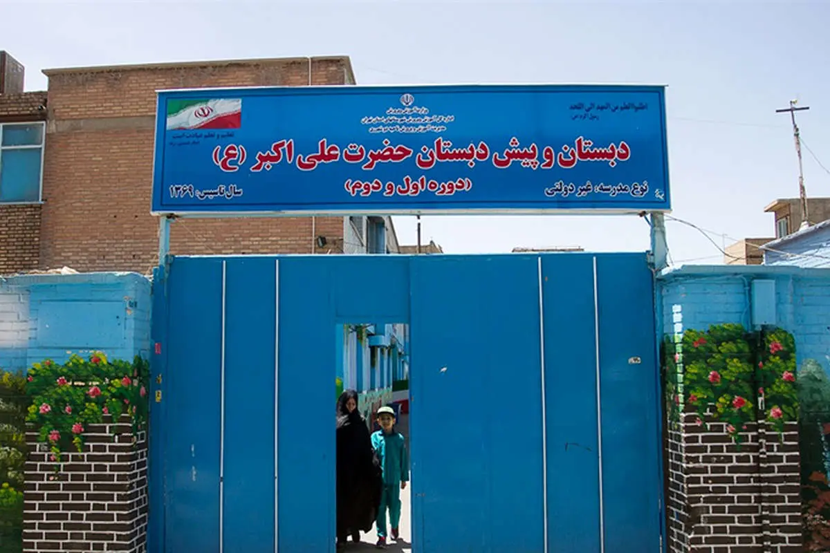 (تصاویر) اهداء کلیه مدیر به دانشآموز