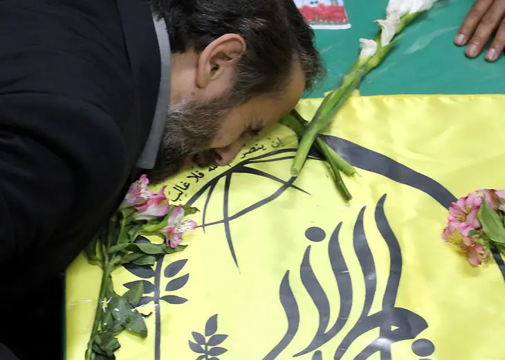 فروش گل به نفع کودکان کار؛ گلریزان آزادی زندانیان با حضور هنرمندان، اکران خصوصی فیلم...