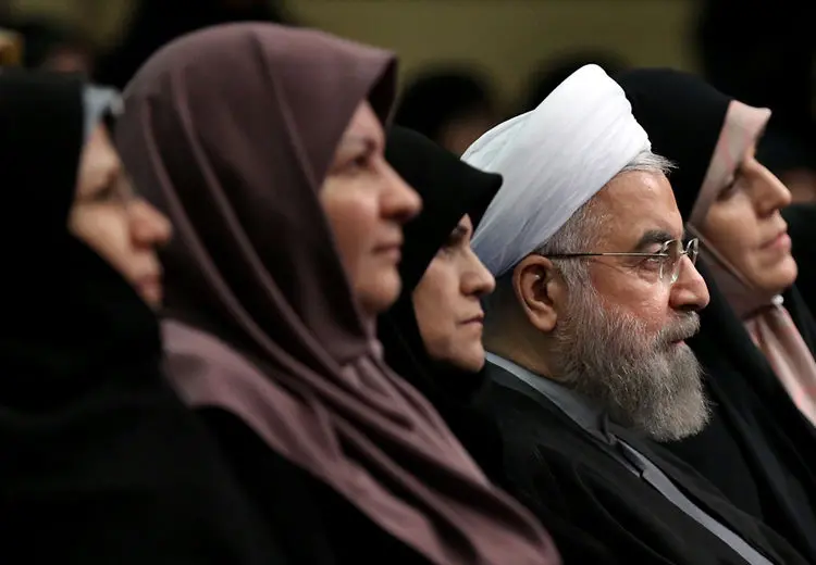 ضیافت افطار رئیس‌جمهور با فعالان حوزه زن، بی‌تابی در مراسم تشییع شهید، تماشاگران...