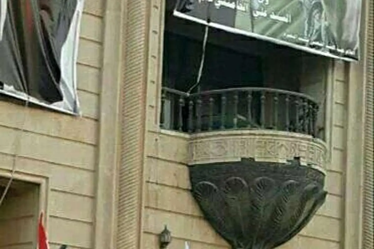 بنر امام و رهبری بر بالکن کاخ صدام