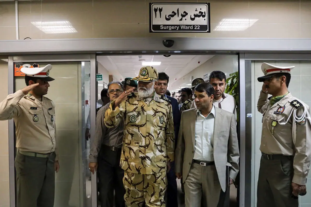 (تصاویر) عیادت امیرپوردستان از سربازان مجروح