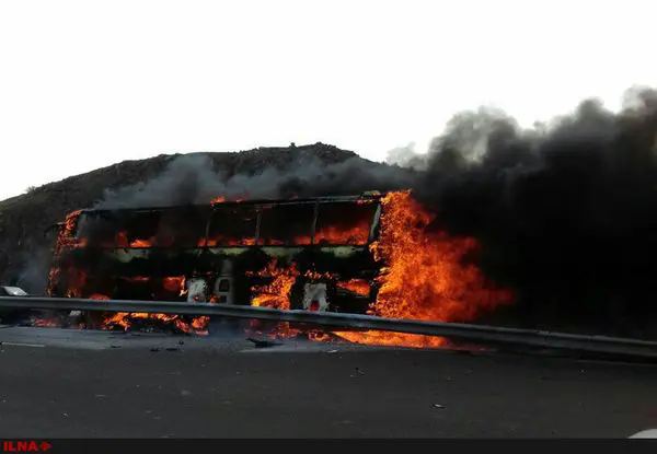 اتوبوس مسافربری در جاده قم در آتش سوخت
