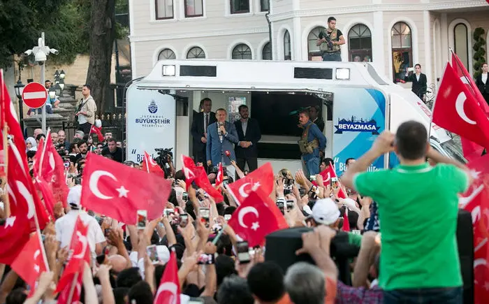 (تصاویر) سخنرانی اردوغان مقابل خانه‌اش