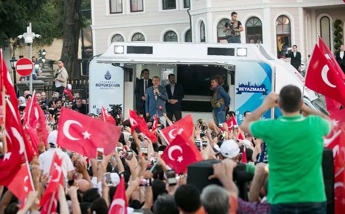 (تصاویر) سخنرانی اردوغان مقابل خانه‌اش