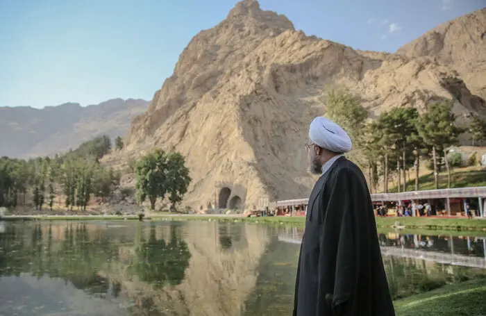 (تصاویر) روحانی در طاق بستان