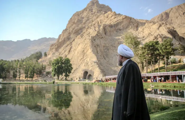 (تصاویر) روحانی در طاق بستان
