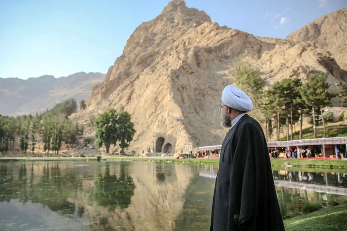(تصاویر) روحانی در طاق بستان