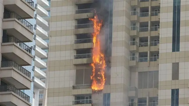 آسمان‎خراش دبی طعمه حریق شد +(تصویر)