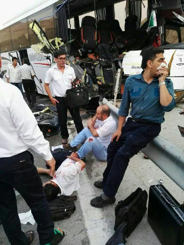 16 زخمی در واژگونی اتوبوس کارکنان عسلویه