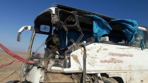 تصادف کامیون با اتوبوس در جاده مرگ