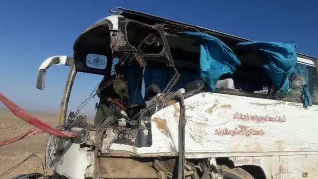 تصادف کامیون با اتوبوس در جاده مرگ