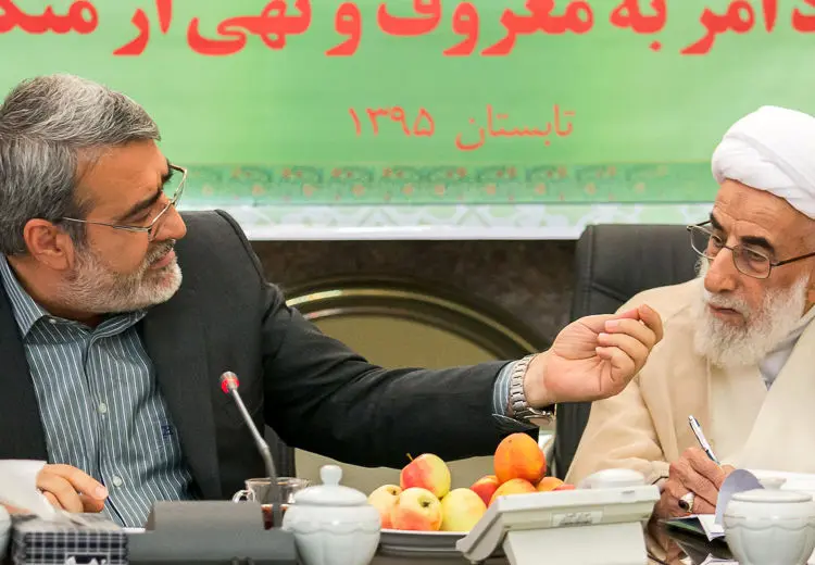 امروز به روایت تصویر// دنیای حیوانات، شادی جوانان قهرمان ایران، ضبط گوشی‌های قاچاق، مراسم تشییع و ...