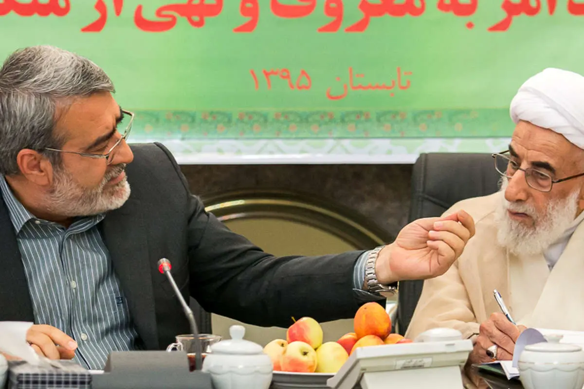 امروز به روایت تصویر// دنیای حیوانات، شادی جوانان قهرمان ایران، ضبط گوشیهای قاچاق، مراسم تشییع و ...
