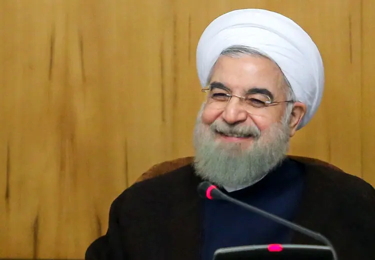 امروز به روایت تصویر// بزرگداشت یک بانو، خنده روحانی در جلسه، رسیدن به مدال برنز، طرح شنا و ...