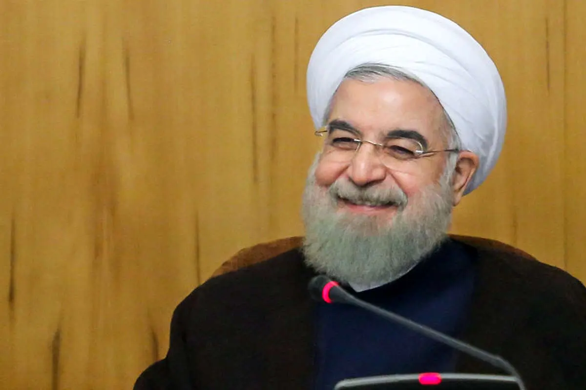 امروز به روایت تصویر// بزرگداشت یک بانو، خنده روحانی در جلسه، رسیدن به مدال برنز، طرح شنا و ...