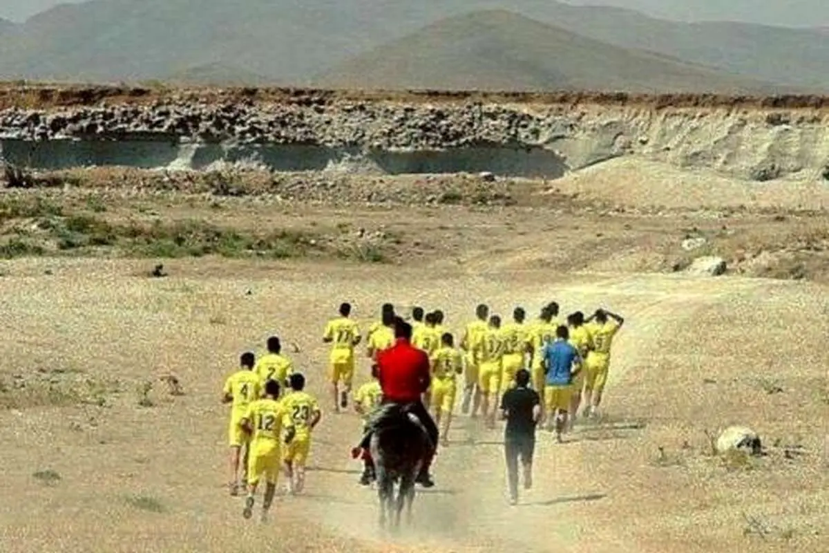 تصویری از علی دایی که روی اسب بازیکنانش را هدایت می کند!