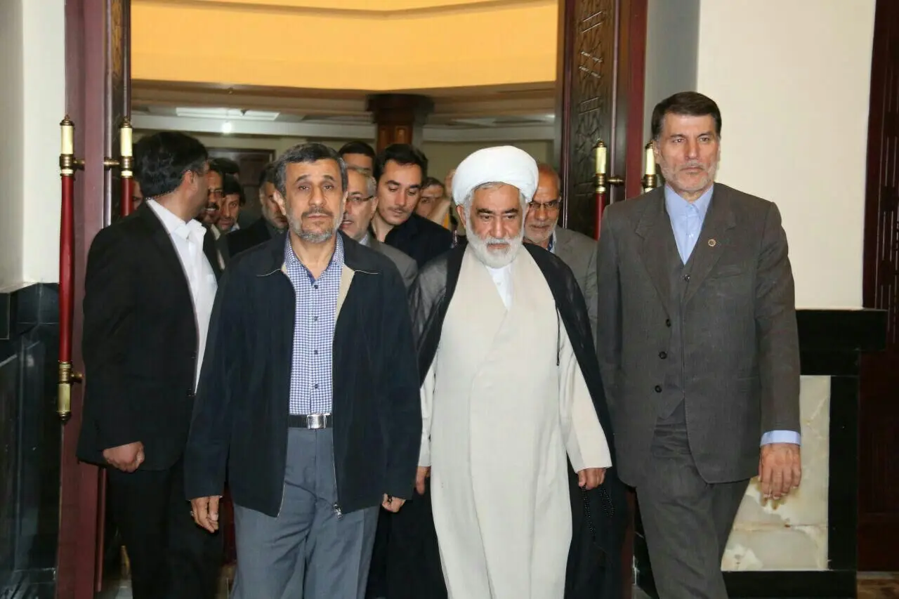 (تصاویر) کسی به استقبال احمدی‌نژاد نرفت!