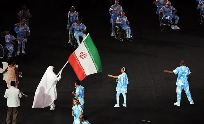 حواشی افتتاحیه پارالمپیک؛ از لباس احرام پرچمدار ایران تا رژه با پیراهن مسی