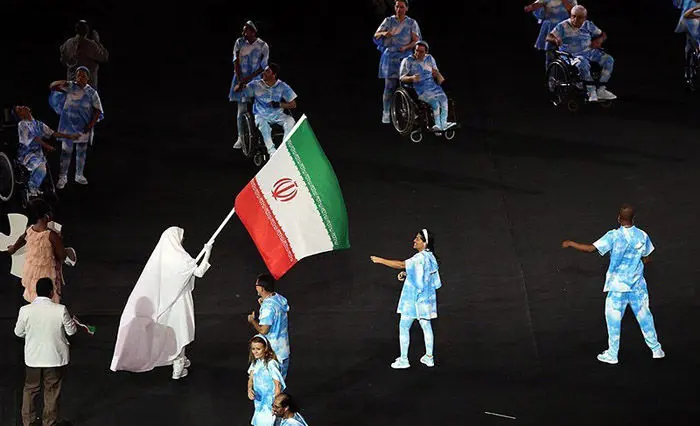 حواشی افتتاحیه پارالمپیک؛ از لباس احرام پرچمدار ایران تا رژه با پیراهن مسی