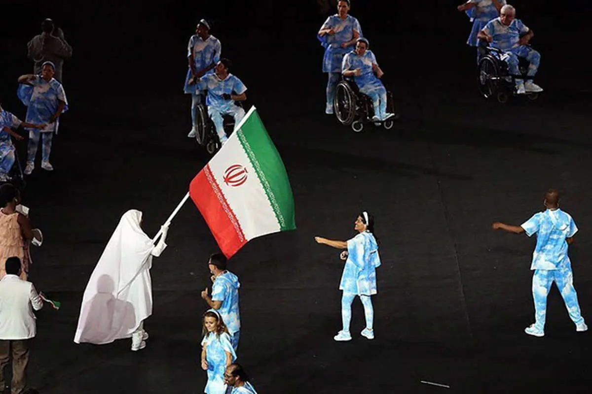 حواشی افتتاحیه پارالمپیک؛ از لباس احرام پرچمدار ایران تا رژه با پیراهن مسی