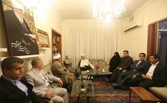 (تصاویر) احوالپرسی هاشمی از همسر و فرزندان مرحوم طبسی