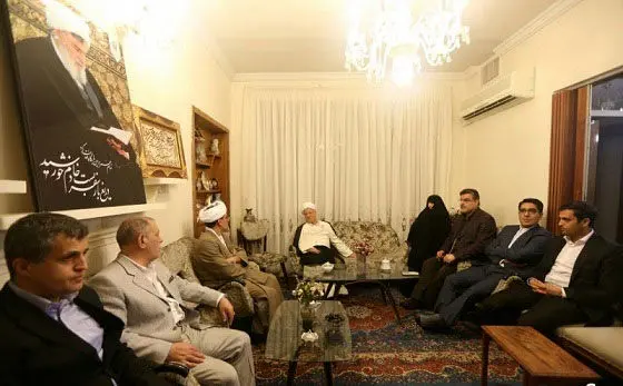 (تصاویر) احوالپرسی هاشمی از همسر و فرزندان مرحوم طبسی