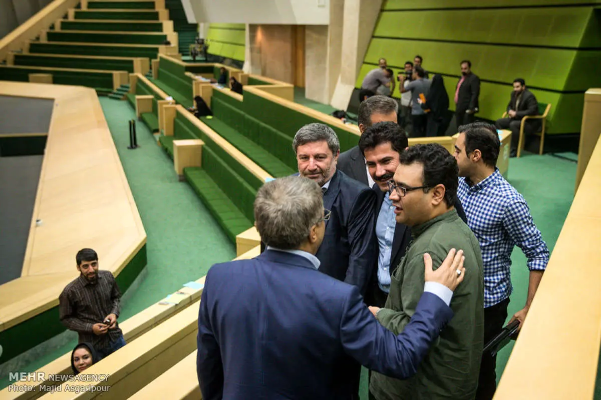 (تصویر) دلجویی از خبرنگار "ایران" در مجلس