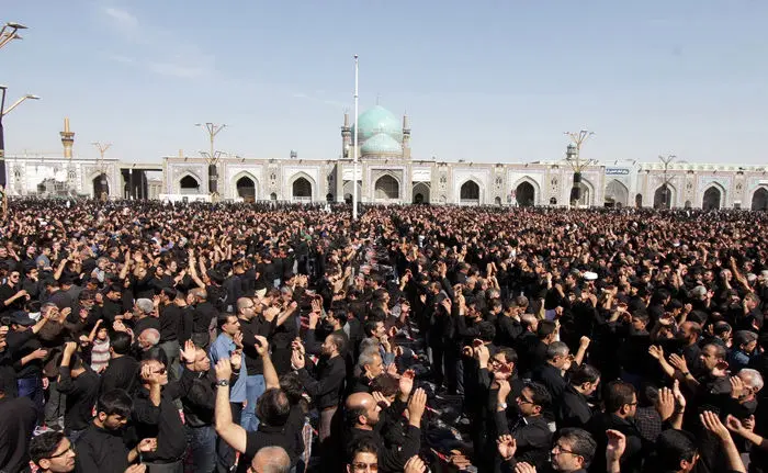 (تصاویر) عزاداری عاشورا در حرم رضوی