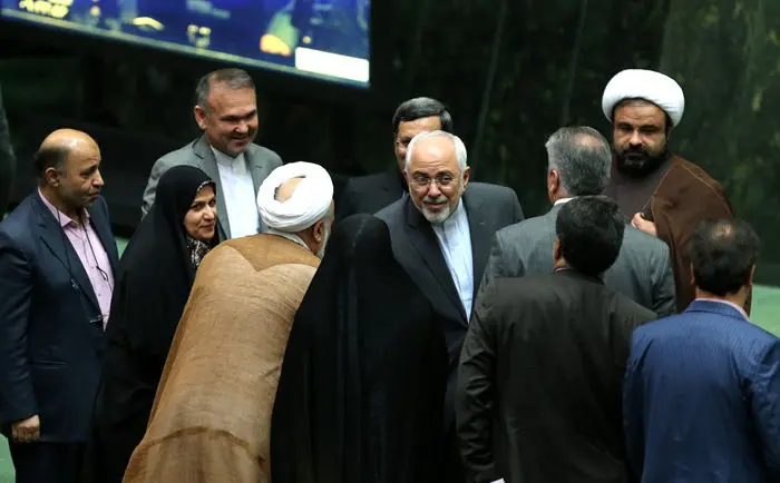 (تصاویر) حواشی حضور ظریف در مجلس