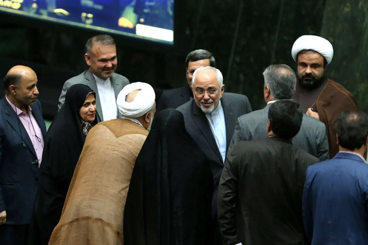 (تصاویر) حواشی حضور ظریف در مجلس