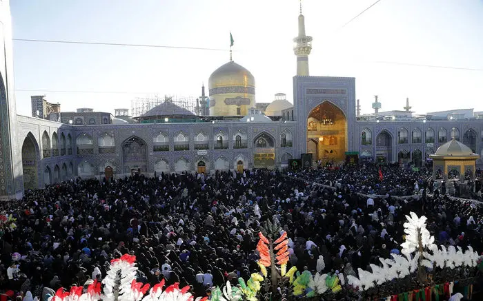 (تصاویر) نصب پرچم عزا بر فراز گنبد رضوی