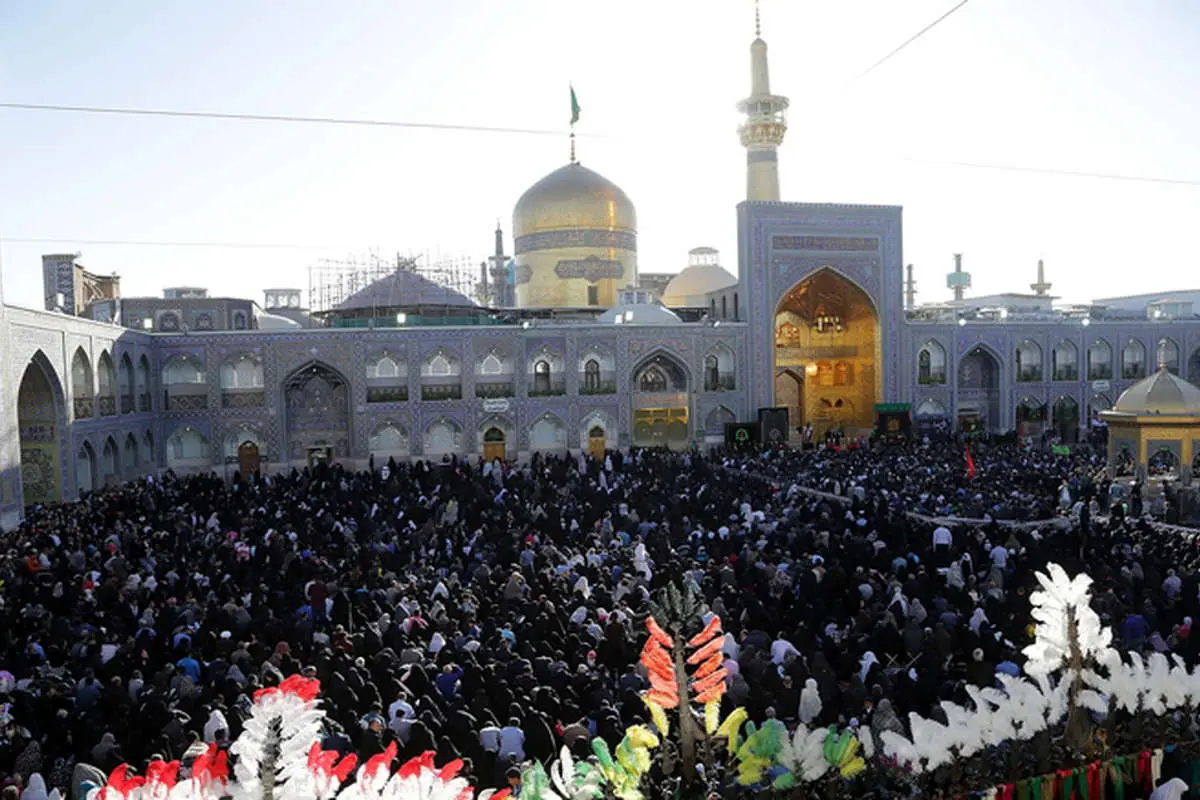 (تصاویر) نصب پرچم عزا بر فراز گنبد رضوی