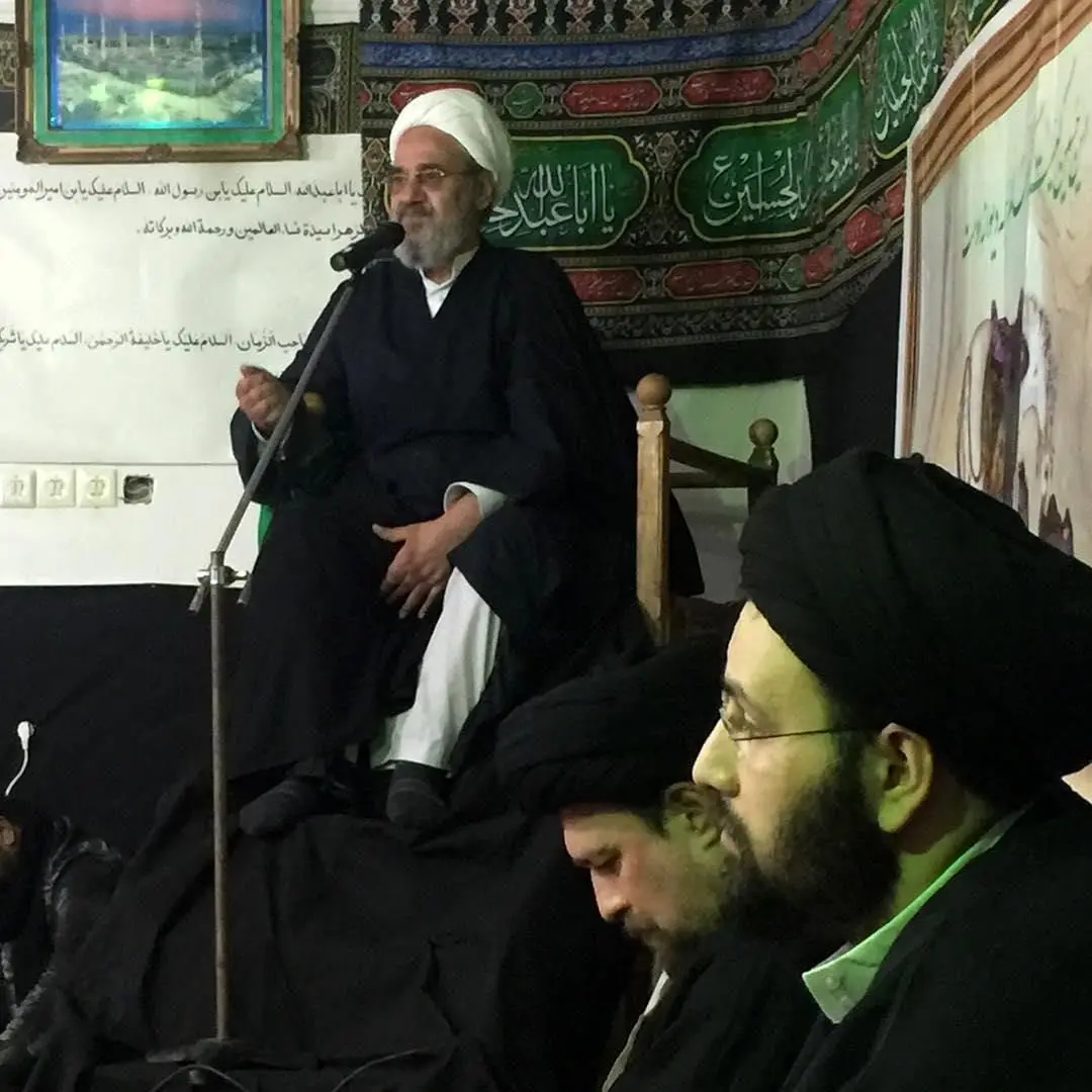 تصویری از سیدحسن خمینی و برادرش در مراسم عزاداری