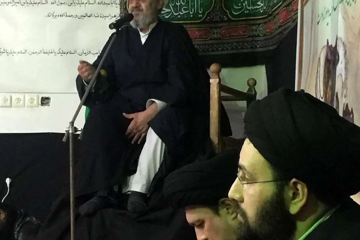 تصویری از سیدحسن خمینی و برادرش در مراسم عزاداری