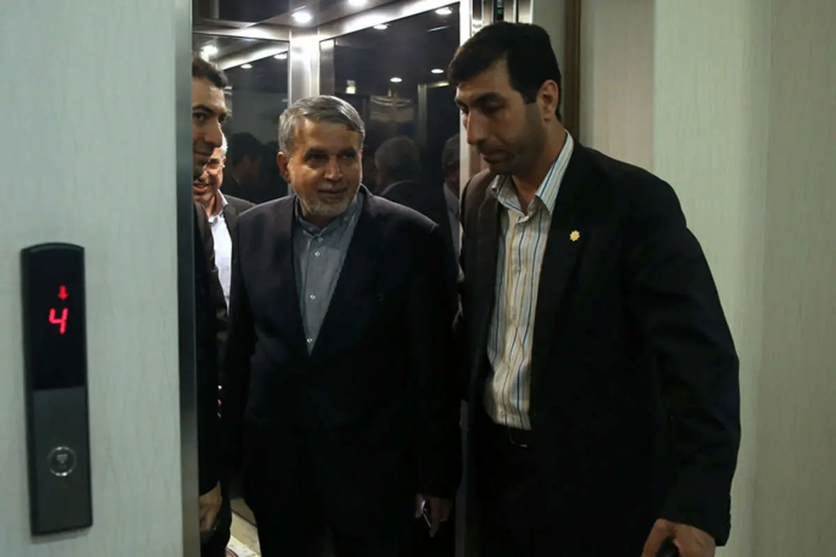 (تصاویر) صالحی امیری در دفتر کار جدید