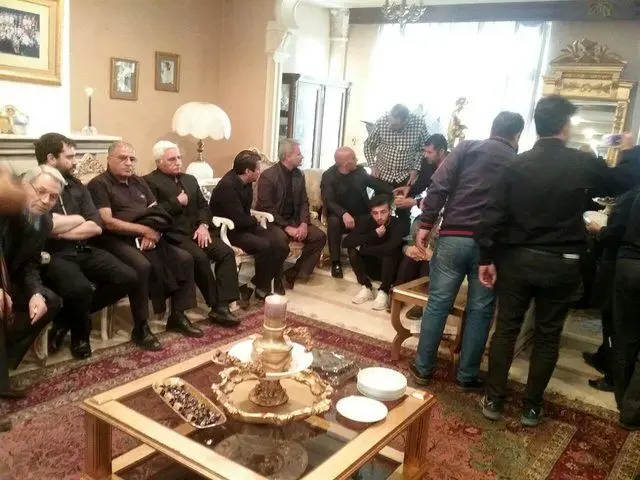 (تصویر) کادر فنی و بازیکنان استقلال در منزل مرحوم پورحیدری