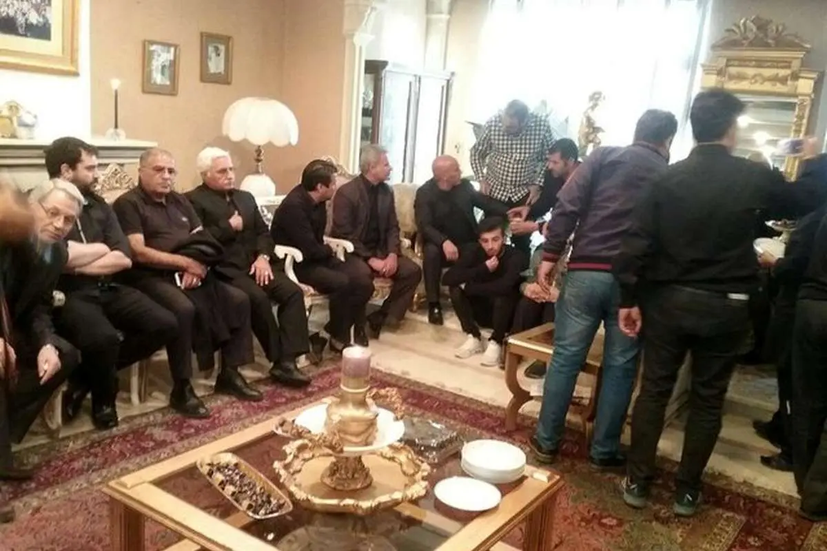 (تصویر) کادر فنی و بازیکنان استقلال در منزل مرحوم پورحیدری