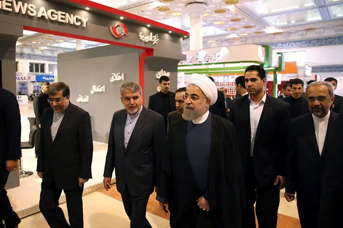 (تصاویر) جنتی همراه روحانی در نمایشگاه مطبوعات