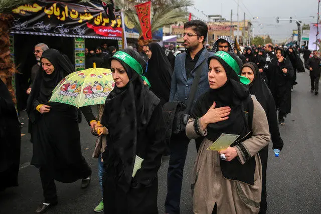 راهپیمایی "جاماندگانِ از اربعین" در هوای بارانی