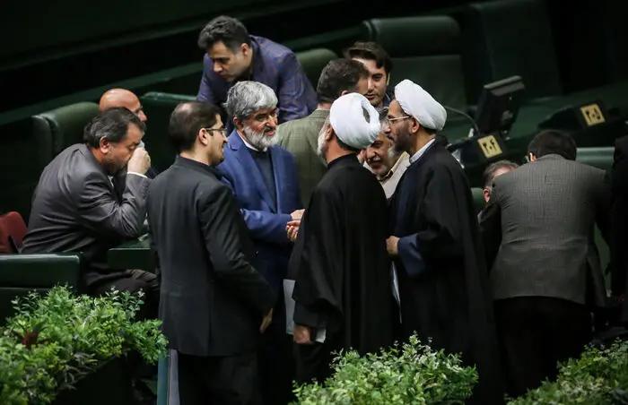 (تصاویر) مطهری در حال خواندن کیهان