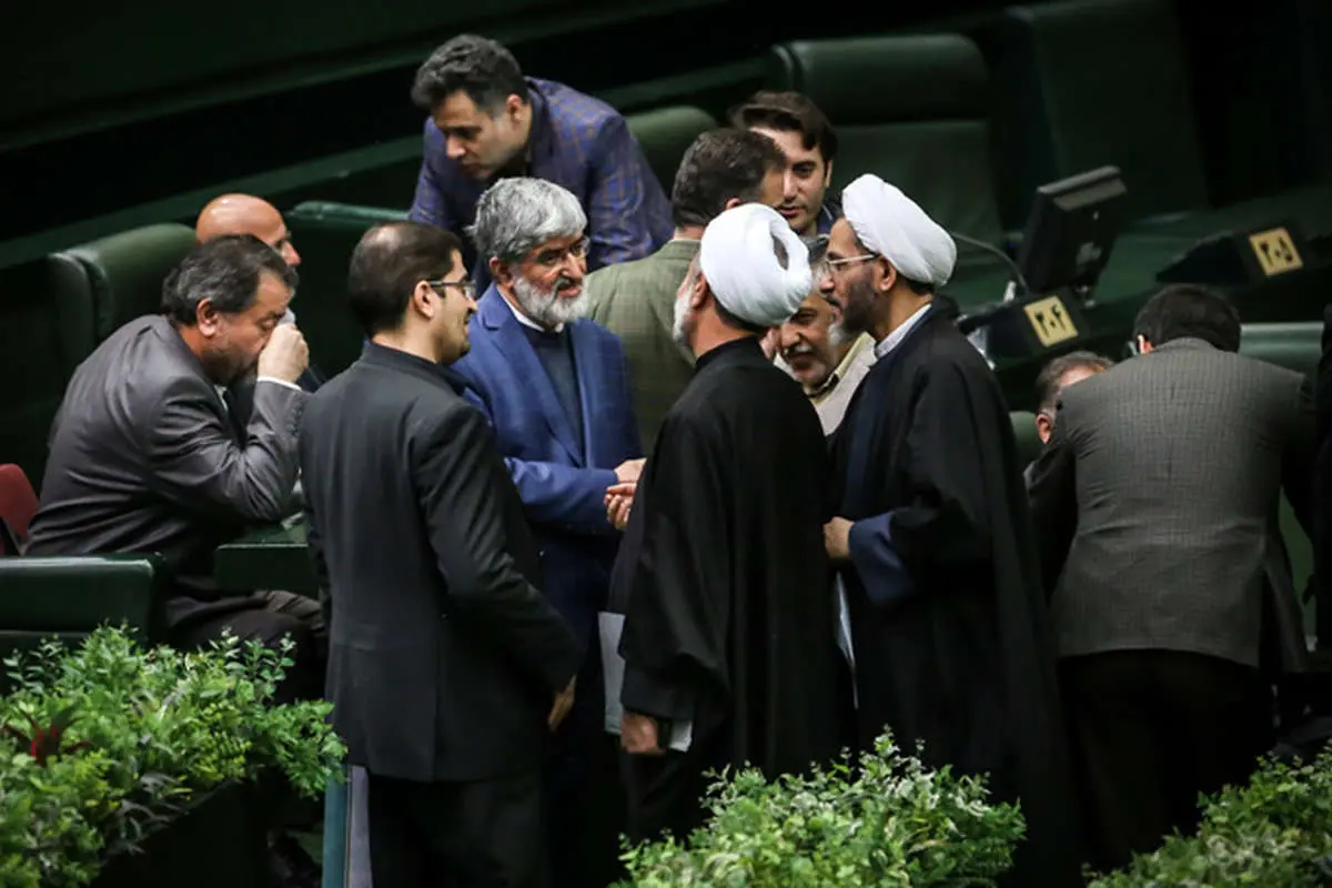 (تصاویر) مطهری در حال خواندن کیهان