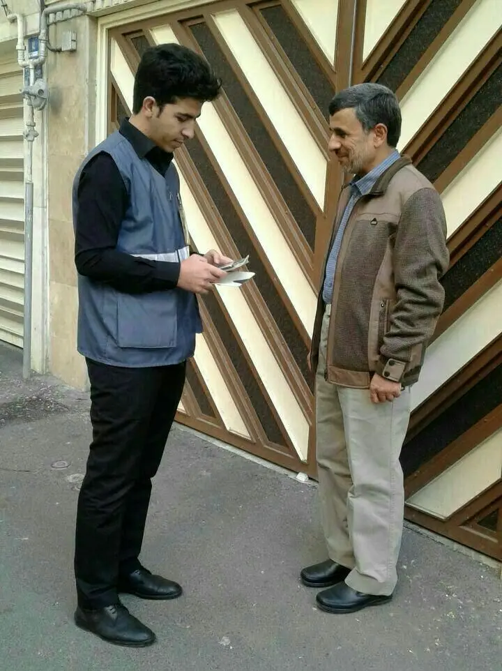 (عکس) پاسخگویی احمدی‌نژاد به پرسش‌های مامور سرشماری در جلوی درب منزلش