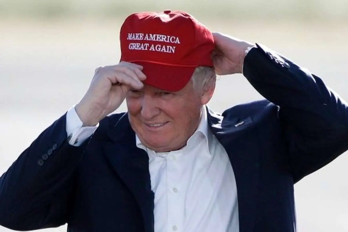 (عکس) ترامپ و کلاه تازه‌اش!