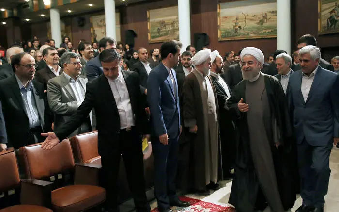 (تصاویر) فریاد مخالفان و موافقان در حضور روحانی