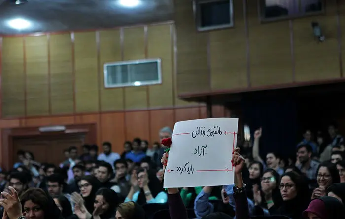 (تصاویر) حضور مجید انصاری در دانشگاه حاشیه ساز شد