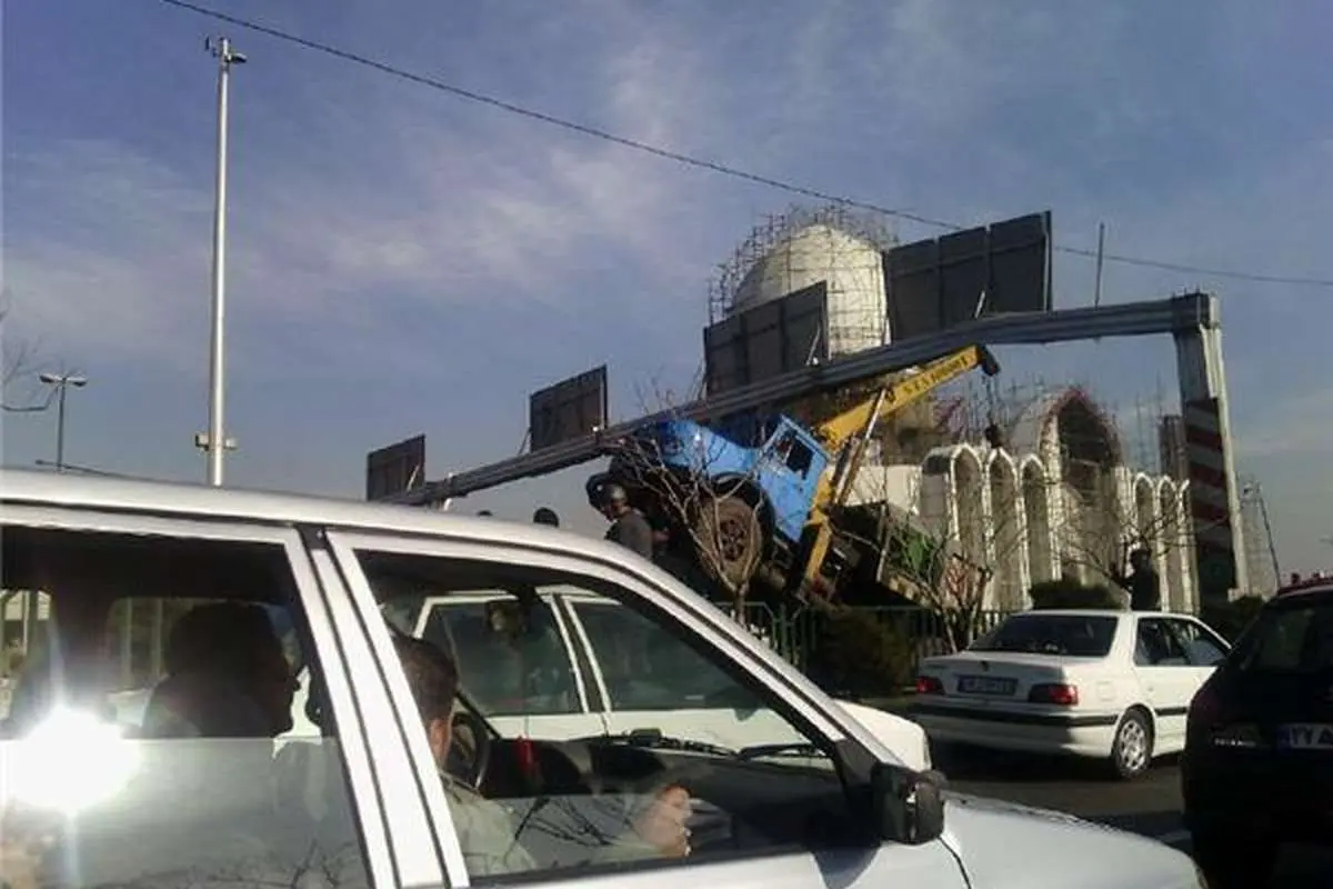 (عکس) برخورد جرثقیل با تابلو مسیرنما در اتوبان کرج