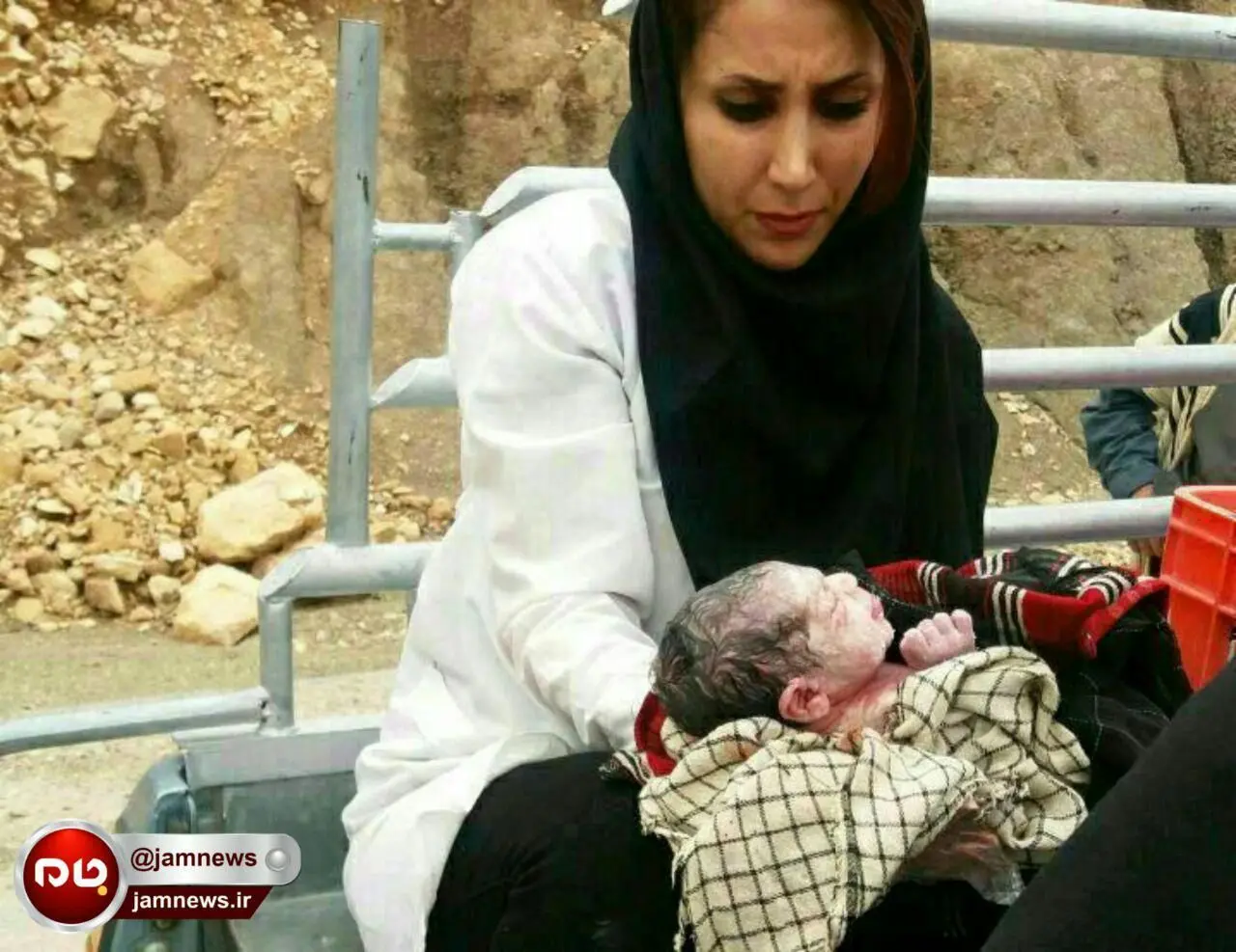 (تصاویر) تولد یک نوزاد پشت وانت پیکان!