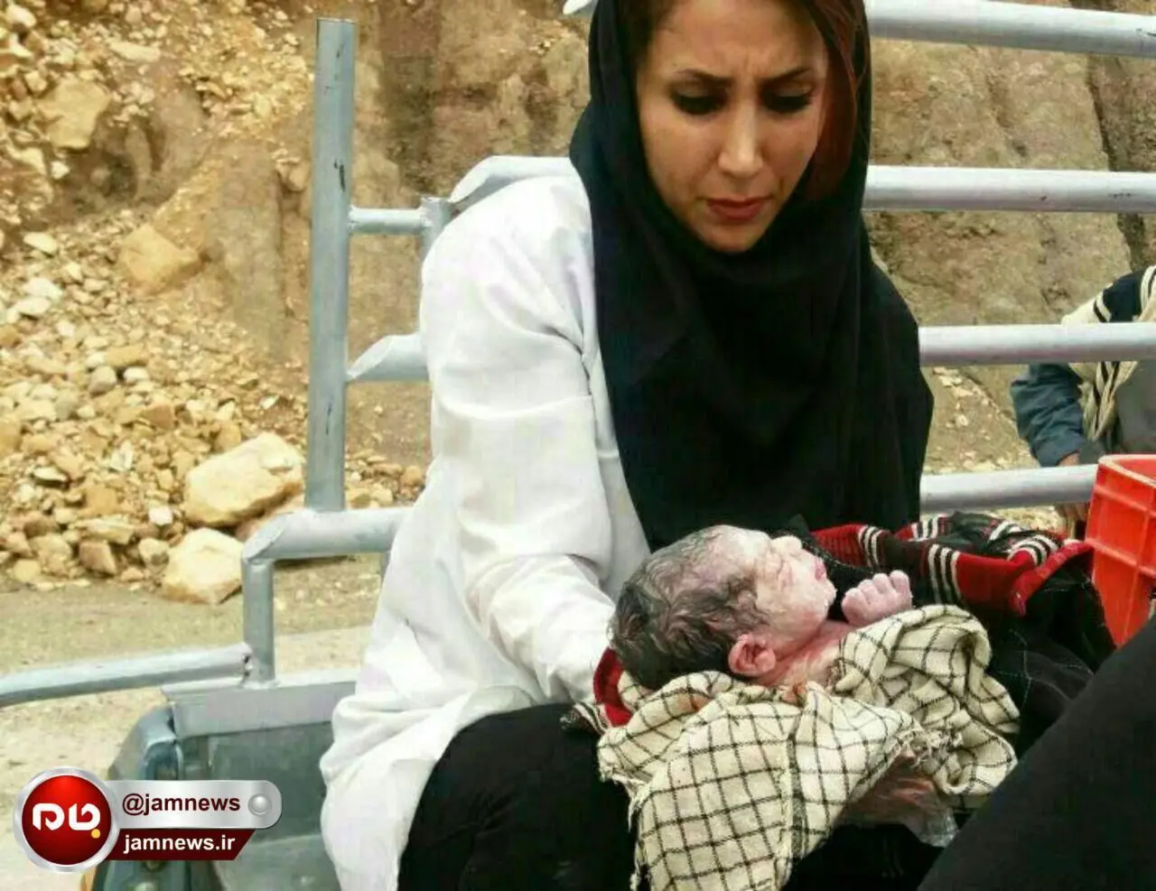 (تصاویر) تولد یک نوزاد پشت وانت پیکان!